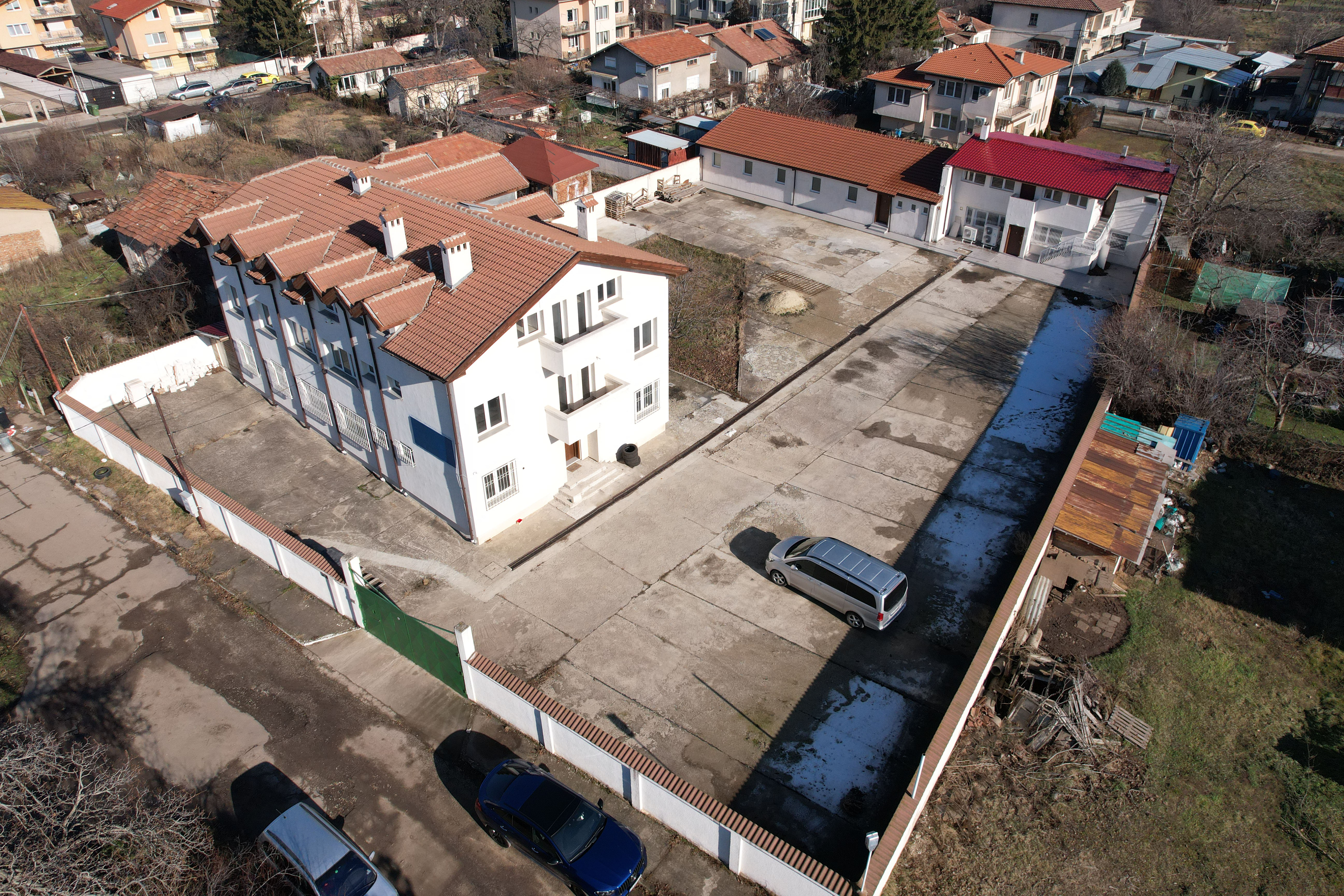 Първата сграда за настаняване на служители от трети страни