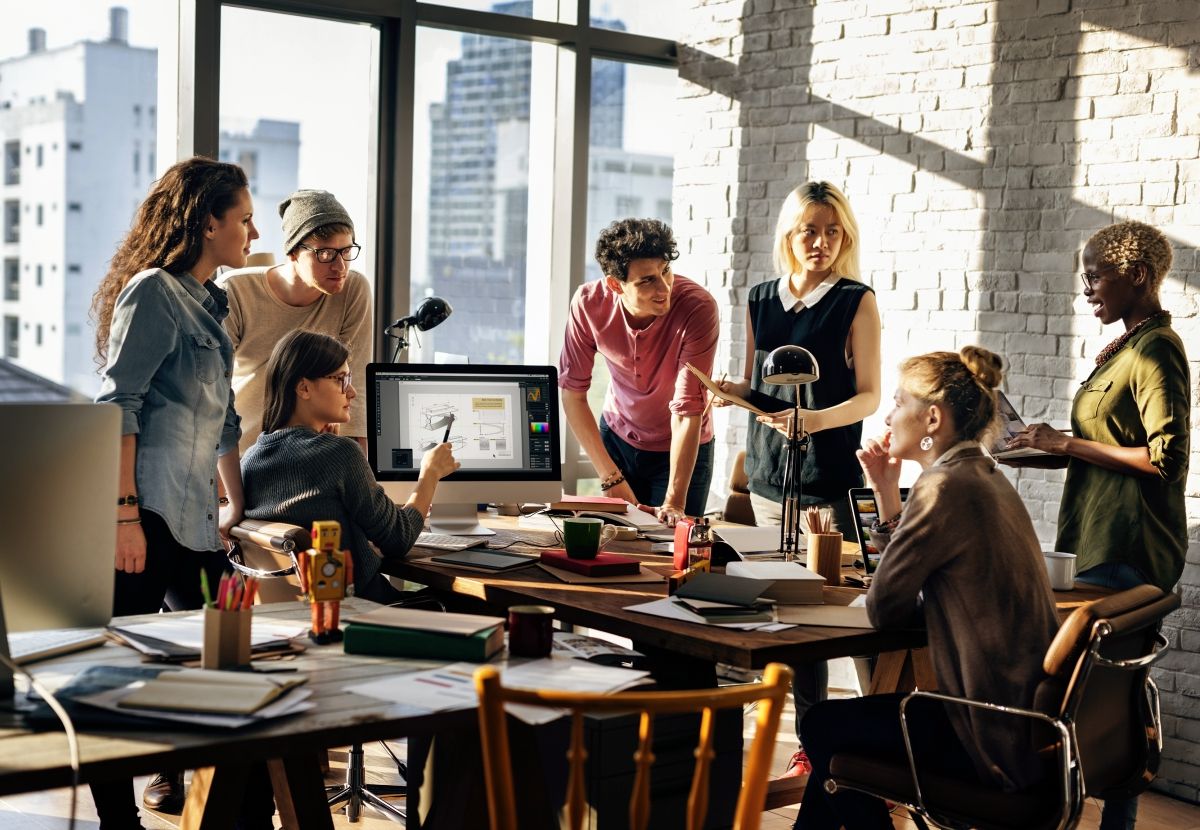 Защо все повече български компании избират служители от трети страни